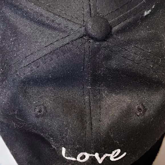 Black Cap Embroidered Finger-Heart & “Love” with Adjustable Buckle - Picture 6 of 11